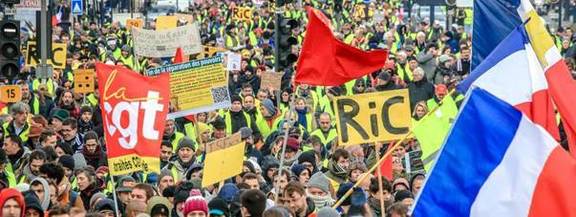 Des drapeaux de la CGT lors de la mobilisation des \"gilets jaunes\" samedi 2 fÃ©vrier Ã  Bordeaux.